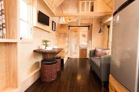Porchlight Tiny House By Hideaway Tiny Homes Avec Images Maison Chalet Queen