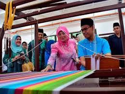 Perkembangan terbaru ini juga mengesahkan laporan malaysiakini yang memetik beberapa sumber memberi gambaran pemasyhuran. Tunku Azizah Pencinta Warisan