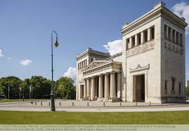 Konigsplatz Mit Propylaen Stadttor Nach Vorbild Eines Griechischen Tempeleingangs Architekt Leo Von Klenze 19 Jhd Konigsplatz M Munchen Architektur Stadt