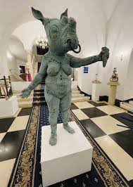Noua sculptura azi va avea loc vineri, 19 februarie, in holul de onoare al primariei sectorului 1 din bd. An Exhibition In The Town Hall Of Sector 1 Brings Up New Disadvantages With Psd Clotilde Armand Is Surrounded By Devils Without A Bra What Is There To See They