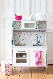 Die Ruckwand Der Kinderkuche Von Ikea Ganz Einfach Tapezieren So Sieht Sie Gleich Noch Niedlicher Aus Ohhh Mhhh Ikea Kids Ikea Spielkuche Kinderkuche
