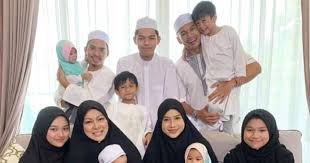 Pasangan yang popular, norman hakim dan memey suhaiza telah menamakan anak perempuan mereka dengan nama mikayla delisha hakim yang lahir pada 12 julai lalu. Showbiz Norman Hakim And Abby Abadi Inspire Post Divorce Relationship Goals