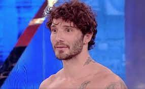 Antonietta di martino (born 1 june 1978 in cava de' tirreni) is a retired italian high jumper. Amici Stefano De Martino Fa Il Marpione E Maria De Filippi Lo Fulmina Basta Hai Gia Dato Bordata Molto Intima Libero Quotidiano