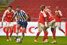 Cobertura em direto de porto vs. A Imagem Da Noite Que Virou Meme Jogadores De Braga E Fc Porto A Empurrarem Uma Ambulancia Taca De Portugal Sapo Desporto