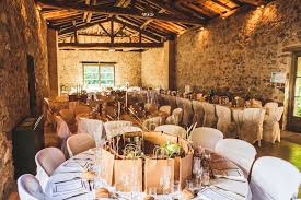 Une Jolie Decoration Rustique Et Nature Pour La Salle Mariage Au Domaine De Vavril Beaujolais Photo Domaine Pour Mariage Location Salle De Mariage Mariage
