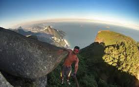 Composed of granite and gneiss, its elevation is 844 metres (2,769 ft), making it one of the highest mountains in the world that ends directly in the ocean. Selfie Do Perigo Pedra Da Gavea E Novo Lugar Para Fotos Impressionantes Casa Vogue Viagem