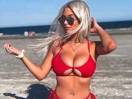 Paulina mary jean gretzky is an american model, pop singer, and celebutante. Paulina Gretzky Says Her Dad Is Cool With Her Instagram Photos But Dustin Johnson Kept Her Out Of Playboy Barstool Sports