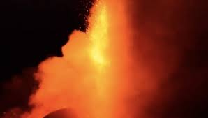 Colate di lava e forti boati. Etna Attivita Esplosiva E Il Sesto Parossismo In 8 Giorni Live
