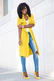 Conjunto Gabardina Amarilla Camiseta De Tirantes Blanca Pantalones Tejanos Y Tacones Amarillos Misconjuntos Conjuntosmo Tacones Amarillos Ropa De Moda Ropa