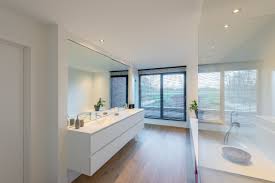 moderne badkamer uit corian met ligbad en inloopdouche badkamer modern badkamer landelijke badkamers