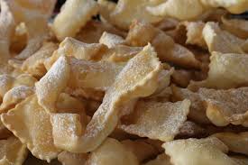 In piemonte e liguria le chiamano bugie, in alcune zone della toscana invece cenci, mentre nel lazio, in umbria e nelle marche sono conosciute con il nome di frappe. Chiacchiere Di Carnevale Friabili E Buone La Palestra Del Cibo Torino
