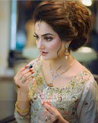 No mehndi hairstyle can go perfect without the marigold flower (genda ka phool) or lavender flowers (motiya ka phool) and gajray in the hairstyles for bridals or sisters of wedding bride or groom. Image May Contain 1 Person Pakistani Bridal Hairstyles Indian Wedding Hairstyles Pakistani Bridal Makeup