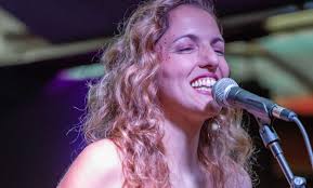 Ana Laura leva forró pé de serra em apresentação gratuita em Flora Rica (SP)