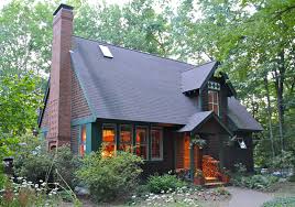 A gable roof is designed to come to a point in a triangular shape, whether the gable is seen on the front and rear of the house or on either side. Gable House Ross Chapin Architects