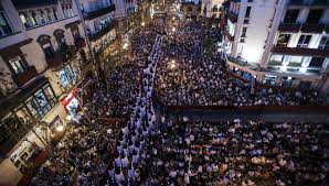 En ella, cofradías de todos los barrios de la ciudad, realizan un recorrido. Asi Reaccionan Los Hermanos Mayores A La Suspension De La Semana Santa De Sevilla Por Coronavirus