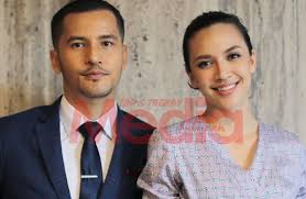 Kerjalah adik wani sayang oii. Macam Adik Beradik Datuk Aliff Syukri Payung Foto Dengan Gambar Bersama Datin Diana Danielle Seiras Tak Media Hiburan