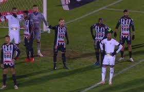 Passei perto da sala de tv, onde meu pai assiste operário x botafogo. K2qiqyufihmbpm