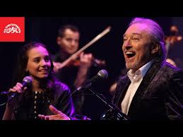 Charlotte gottová si s tatínkem zazpívala zvonky štěstí před ohromným publikem (2018). Karel Gott Charlotte Ella Gottova Srdce Nehasnou Oficialni Video German English Subtitles Schlager De