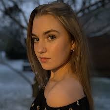 Lily Bowen's Instagram, Twitter & Facebook