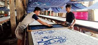 Teknik sablon bahan dasar untuk membuat program dengan memakai tinta berbeda batik yang asli memakai lilin. Batik Printing Manual Batik Dinar