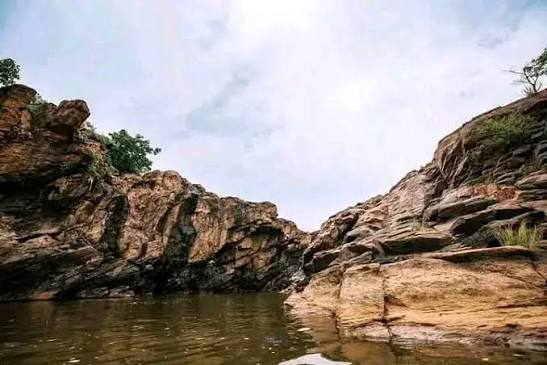 🌴 L'île Eding vous attend ! 🏝️ Le 21 juin, partez à la découverte d'un  joyau caché entre nature, culture et aventure : rando, chutes de la Sanaga,  pêche, baignade et déjeuner