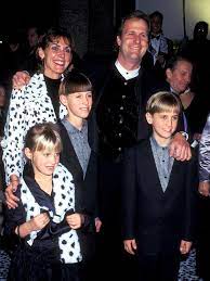 How much is that compared with 5'3? Why Jeff Daniels Moved His Family To Michigan 32 Years Ago People Com