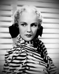 La historia de la relación de Oleg Cassini y Gene Tierney comenzó cuando la  pareja se conoció. Oleg estaba trabajando como diseñador de vestuario en  Paramount, y Gene era una nueva actriz