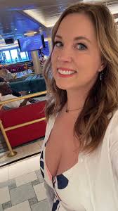 Okay, cruise fam, hit me with your burning questions… not for me, but for a  cruise ship entertainer. 💃🏻 Today is a lazy sea day aboard Carnival Mardi  Gras, and I plan