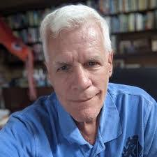 Dee Hansen's Instagram, Twitter & Facebook