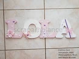 Idée cadeau originale pour personnaliser ou décorer la porte de chambre d'un enfant. Lettre Prenom En Bois Decoration Chambre Bebe Plaque De Porte Lettres En Bois Theme Papillons Et Fleurs 15cm A Col Un Grand Marche