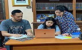 Selain menulis untuk blognya sendiri, denny juga menulis buat beberapa media. Denny Siregar Bantah Risak Almira Tapi Sindir Demokrat Partainya Nyungsep