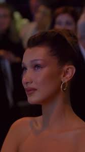 #GigiHadid speech makes #BellaHadid cry