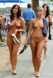 Public beach girls walk around naked - порно