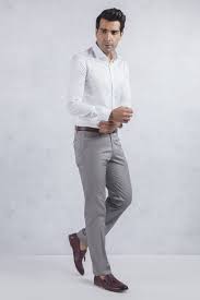 beyaz gomlek gri kumas pantolon kombini hazirladigim bu kombin gri kumas pantolon ve beyaz gomlek giydiginde siyah b is modasi kumas pantolonlar pantolon