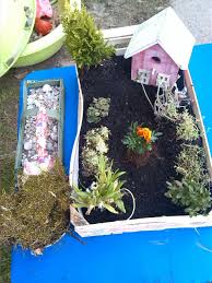 Fairy Garden Hatten Wir Uns Schon Im Winter Als Fruhlingsprojekt Vorgenommen Beim Besuch Zu Oste Geldgeschenke Hochzeit Basteln Geschenke Basteln Bastelideen