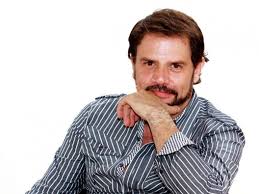 Su físico le permitía ser doctor en te sigo amando o un divertido mánager en cómplices al rescate. Actor De Televisa Es Acusado De Abusar Sexualmente De Su Propia Hija
