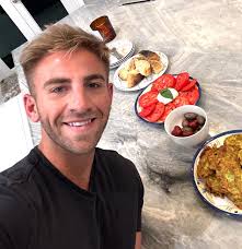 Pull up a chair! 🍽️