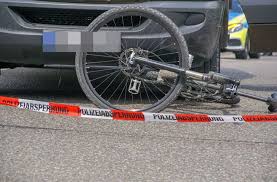 Unfall In Leinfelden Echterdingen Radfahrer Prallt Gegen Autotur Landkreis Esslingen Stuttgarter Zeitung