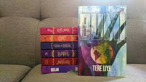Saya jadi ingat, dulu menemukan novel bumi tere liye sebelum booming dan harganya masih normal di antara tumpukan rak novel biasa. Review Novel Bumi
