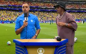 Ao vivo, Denilson sofre com problema técnico na Globo antes de jogo do Brasil