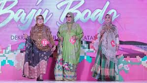 Kebaya brokat modern dengan model mermaid dress warna nude, berikut hiasan payet ini bisa jadi inspirasi ootd kondangan unik untuk hijabers. 82 Gaya Baju Bodo Lipa Sabbe Kekinian Modelbaju Id