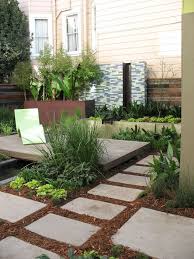 front patio garden idea of slightly raised patio in the midst of garden with pavers tuin tuin bestrating tuin maken