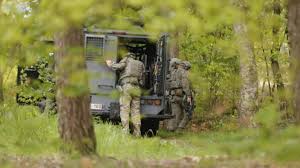 Klopjacht op een zwaarbewapende belgische militair. Dpffouvwgwf64m
