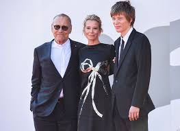 Вот несколько фактов о, пожалуй. Andrej Konchalovskij I Yuliya Vysockaya S Synom Petrom Na Premere Filma Dorogie Tovarishi V Venecii Hello Russia