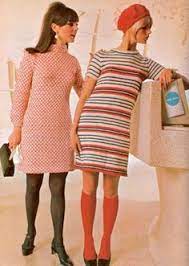 Les années 50 ont montré que les femmes avaient envie de casser leur image de potiche en adoptant des coupes très courtes, plus masculines. 150 Idees De La Mode Des Annees 60 Et 70 Mode Mode Annee 60 Annees 60