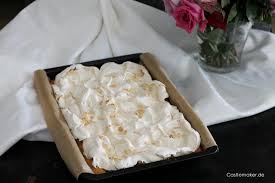 Bevor die rhabarberzeit am 24. Castlemaker Food Lifestyle Magazin Fluffiger Rhabarber Baiser Kuchen Vom Blech Blechkuchenrezept Castlemaker Food Lifestyle Magazin