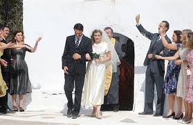 «το χωριό που στήσαμε στα σπάτα μαζί με το πλατό των 800 τετραγωνικών μέτρων, όπου βρίσκονται τα εσωτερικά των σπιτιών, κοστίζει 2.000.000 ευρώ. Mish Ntoyzina Krhtikoi Stis Agries Melisses Neoi Orizontes