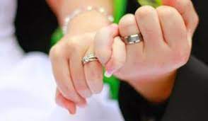 Di mana cincin kawin yang dikenakan di kanan (tangan dominan) ke kiri (nondominan). Alasan Mengapa Cincin Kawin Dipakai Di Jari Manis Sebelah Kiri