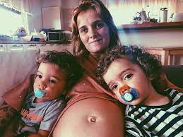 Um dos três filhos da cantora, o pequeno benjamim, completou quatro anos. Mae Coragem Foto Polemica De Carolina Deslandes Deixa Fas Em Delirio Nacional Flash