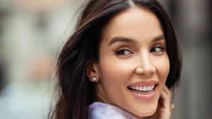 Inizia la sua carriera con una candidatura a miss provincia di vincenza a cui seguono diversi riconoscimenti vinti nei concorsi di bellezza, tra cui l'edizione 2016 di miss italia, dove arriva sul podio, conquistando il terzo posto. Grande Fratello Vip Paola Di Benedetto Choc Coronavirus Per Fortuna Prende Solo Gli Anziani Fan Furiosi Fuori